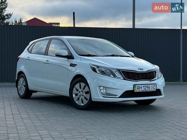 Белый Киа Рио, объемом двигателя 1.59 л и пробегом 28 тыс. км за 10000 $, фото 5 на Automoto.ua