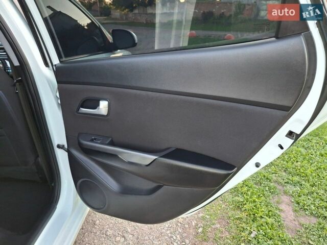 Білий Кіа Ріо, об'ємом двигуна 1.6 л та пробігом 185 тис. км за 7899 $, фото 28 на Automoto.ua