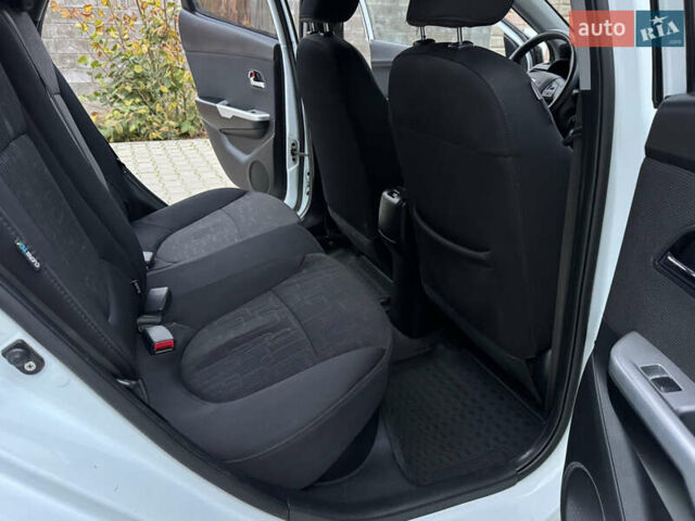 Білий Кіа Ріо, об'ємом двигуна 1.59 л та пробігом 163 тис. км за 8200 $, фото 36 на Automoto.ua