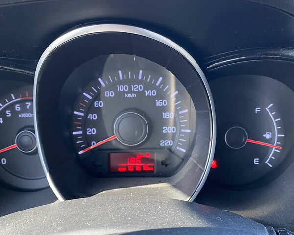 Білий Кіа Ріо, об'ємом двигуна 1.4 л та пробігом 101 тис. км за 7000 $, фото 17 на Automoto.ua