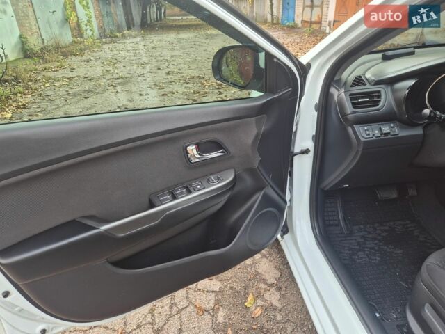 Білий Кіа Ріо, об'ємом двигуна 1.6 л та пробігом 127 тис. км за 8650 $, фото 12 на Automoto.ua