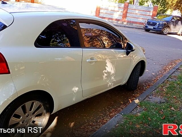 Белый Киа Рио, объемом двигателя 1.1 л и пробегом 250 тыс. км за 4850 $, фото 4 на Automoto.ua