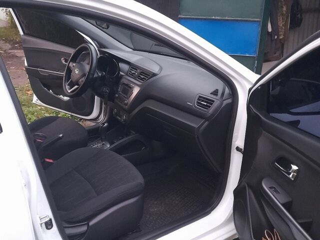 Белый Киа Рио, объемом двигателя 1.59 л и пробегом 70 тыс. км за 8900 $, фото 4 на Automoto.ua