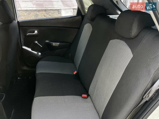 Білий Кіа Ріо, об'ємом двигуна 1.4 л та пробігом 279 тис. км за 7200 $, фото 16 на Automoto.ua
