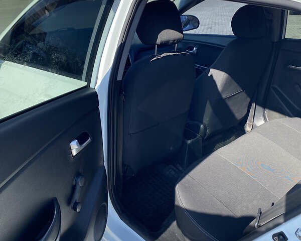 Білий Кіа Ріо, об'ємом двигуна 1.4 л та пробігом 101 тис. км за 7000 $, фото 11 на Automoto.ua