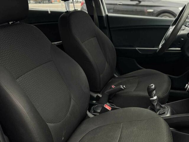 Білий Кіа Ріо, об'ємом двигуна 1.4 л та пробігом 200 тис. км за 6900 $, фото 12 на Automoto.ua