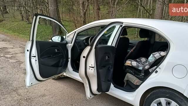Белый Киа Рио, объемом двигателя 1.12 л и пробегом 210 тыс. км за 6300 $, фото 6 на Automoto.ua