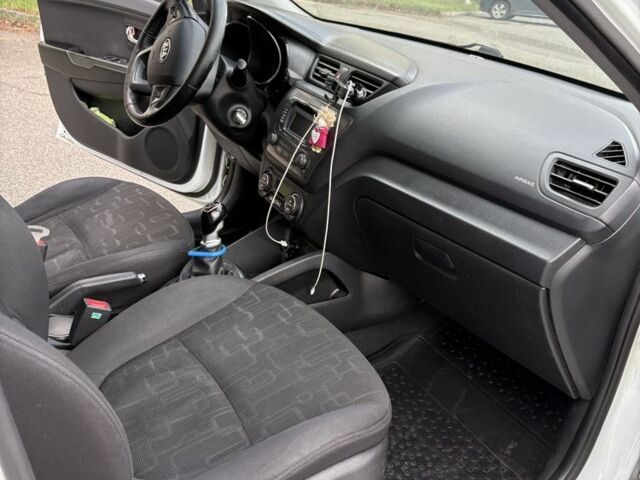 Білий Кіа Ріо, об'ємом двигуна 1.6 л та пробігом 196 тис. км за 7500 $, фото 8 на Automoto.ua