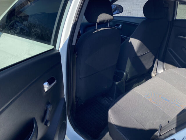Білий Кіа Ріо, об'ємом двигуна 1.4 л та пробігом 103 тис. км за 6750 $, фото 11 на Automoto.ua