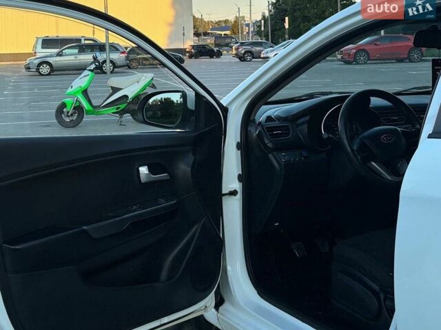 Білий Кіа Ріо, об'ємом двигуна 1.4 л та пробігом 330 тис. км за 3800 $, фото 9 на Automoto.ua