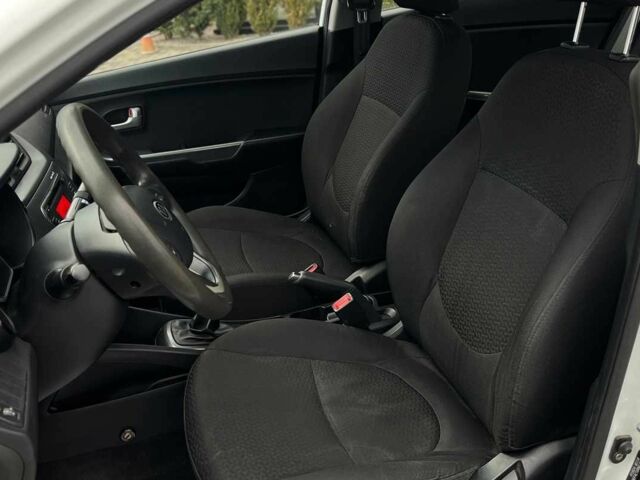 Білий Кіа Ріо, об'ємом двигуна 1.4 л та пробігом 200 тис. км за 6900 $, фото 9 на Automoto.ua
