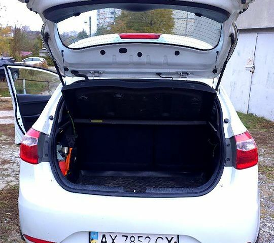 Белый Киа Рио, объемом двигателя 1.6 л и пробегом 296 тыс. км за 5500 $, фото 13 на Automoto.ua