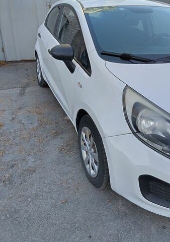 Белый Киа Рио, объемом двигателя 1.2 л и пробегом 203 тыс. км за 5600 $, фото 2 на Automoto.ua