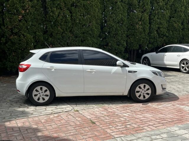 Белый Киа Рио, объемом двигателя 1.4 л и пробегом 279 тыс. км за 7000 $, фото 2 на Automoto.ua