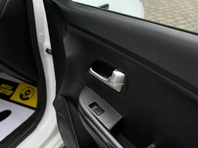 Білий Кіа Ріо, об'ємом двигуна 1.4 л та пробігом 200 тис. км за 6900 $, фото 20 на Automoto.ua