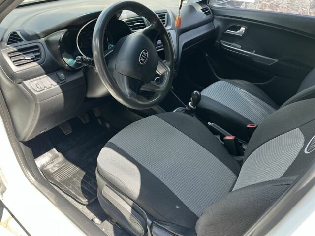 Белый Киа Рио, объемом двигателя 1.4 л и пробегом 279 тыс. км за 7000 $, фото 11 на Automoto.ua