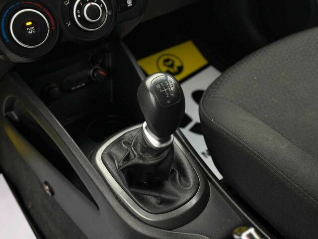 Білий Кіа Ріо, об'ємом двигуна 1.4 л та пробігом 200 тис. км за 6900 $, фото 17 на Automoto.ua