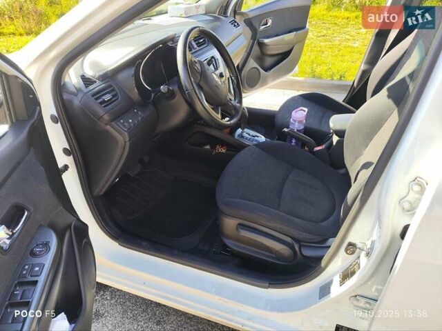 Белый Киа Рио, объемом двигателя 1.6 л и пробегом 114 тыс. км за 8300 $, фото 2 на Automoto.ua