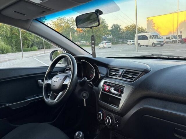 Белый Киа Рио, объемом двигателя 1.4 л и пробегом 330 тыс. км за 5999 $, фото 16 на Automoto.ua