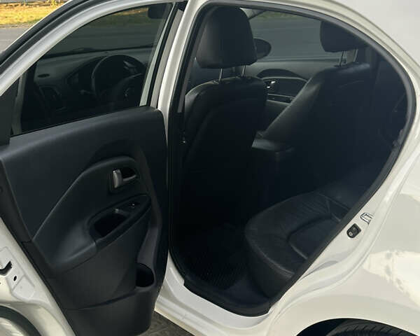 Білий Кіа Ріо, об'ємом двигуна 1.1 л та пробігом 330 тис. км за 6900 $, фото 17 на Automoto.ua
