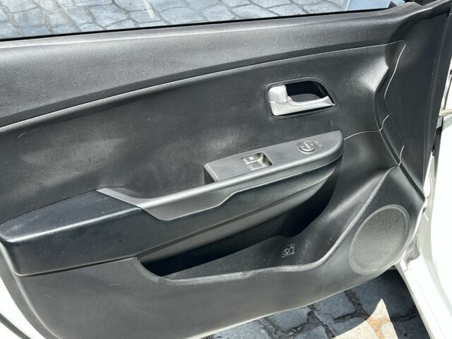 Белый Киа Рио, объемом двигателя 1.4 л и пробегом 279 тыс. км за 7000 $, фото 8 на Automoto.ua