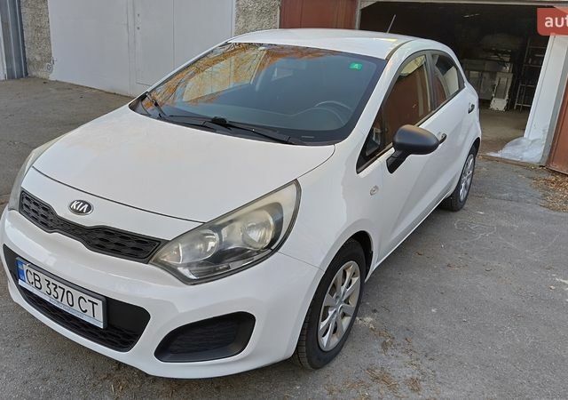 Белый Киа Рио, объемом двигателя 1.2 л и пробегом 203 тыс. км за 5600 $, фото 1 на Automoto.ua