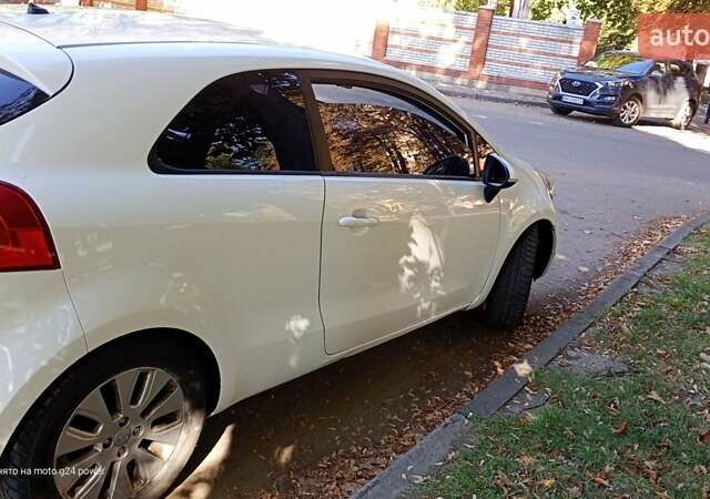 Белый Киа Рио, объемом двигателя 1.12 л и пробегом 250 тыс. км за 4400 $, фото 1 на Automoto.ua