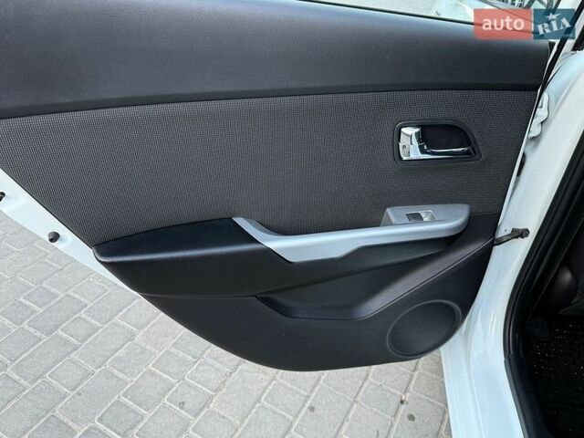 Белый Киа Рио, объемом двигателя 1.59 л и пробегом 28 тыс. км за 10000 $, фото 29 на Automoto.ua