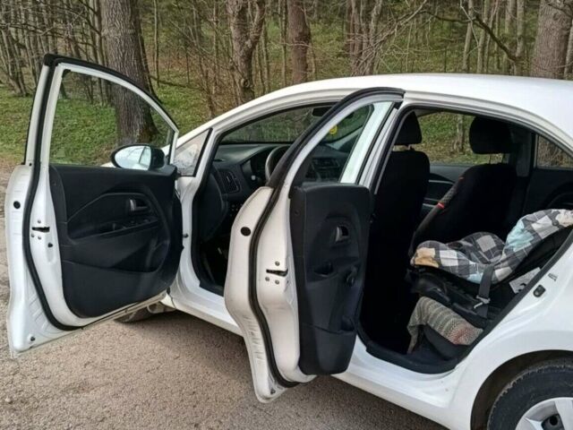 Білий Кіа Ріо, об'ємом двигуна 1.1 л та пробігом 210 тис. км за 6300 $, фото 5 на Automoto.ua