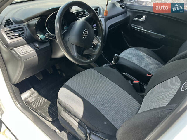 Білий Кіа Ріо, об'ємом двигуна 1.4 л та пробігом 279 тис. км за 7200 $, фото 11 на Automoto.ua