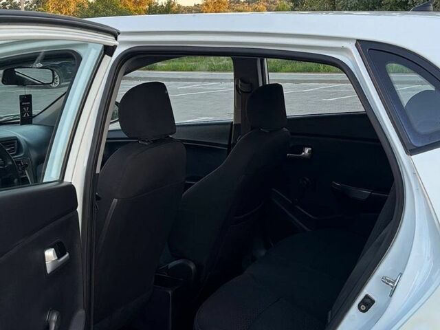Білий Кіа Ріо, об'ємом двигуна 1.4 л та пробігом 330 тис. км за 3800 $, фото 12 на Automoto.ua