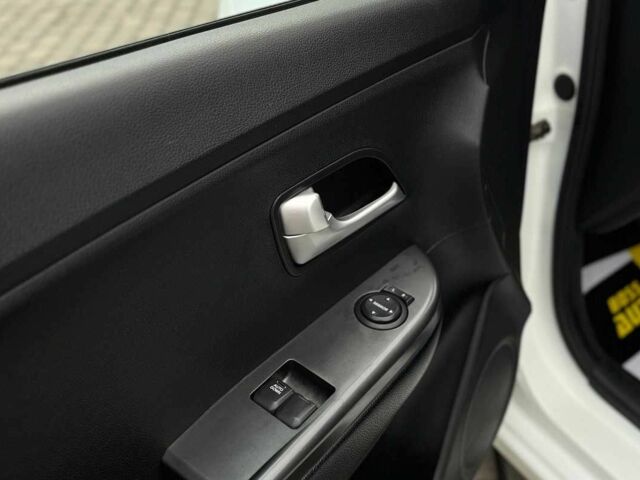 Білий Кіа Ріо, об'ємом двигуна 1.4 л та пробігом 200 тис. км за 6900 $, фото 19 на Automoto.ua