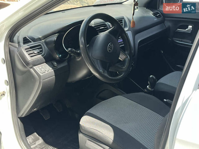 Білий Кіа Ріо, об'ємом двигуна 1.4 л та пробігом 279 тис. км за 7200 $, фото 9 на Automoto.ua