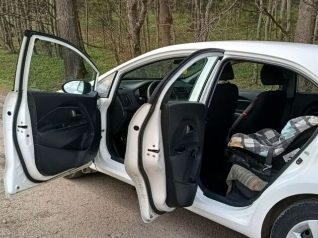 Белый Киа Рио, объемом двигателя 1.1 л и пробегом 210 тыс. км за 6300 $, фото 5 на Automoto.ua