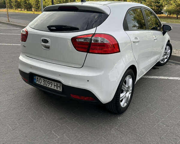 Білий Кіа Ріо, об'ємом двигуна 1.1 л та пробігом 330 тис. км за 6900 $, фото 6 на Automoto.ua