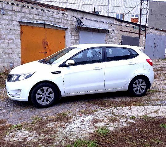 Белый Киа Рио, объемом двигателя 1.6 л и пробегом 296 тыс. км за 5500 $, фото 6 на Automoto.ua