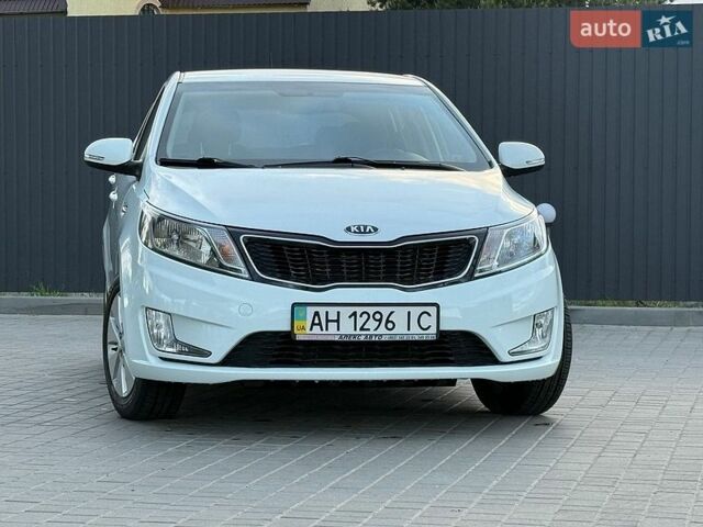 Белый Киа Рио, объемом двигателя 1.59 л и пробегом 28 тыс. км за 10000 $, фото 4 на Automoto.ua