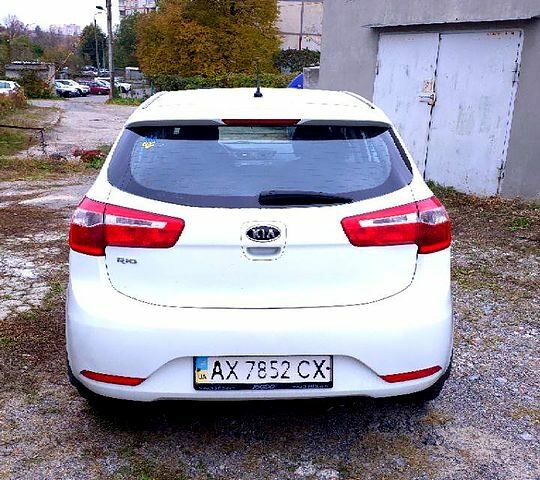 Белый Киа Рио, объемом двигателя 1.6 л и пробегом 296 тыс. км за 5500 $, фото 9 на Automoto.ua