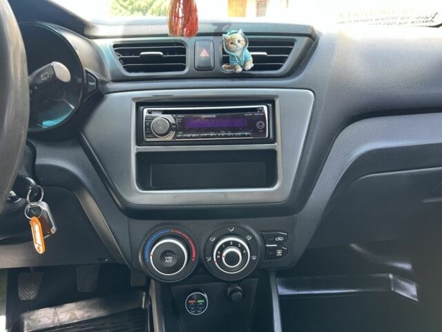 Белый Киа Рио, объемом двигателя 1.4 л и пробегом 279 тыс. км за 7000 $, фото 12 на Automoto.ua