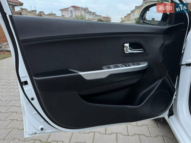 Білий Кіа Ріо, об'ємом двигуна 1.59 л та пробігом 163 тис. км за 8200 $, фото 31 на Automoto.ua
