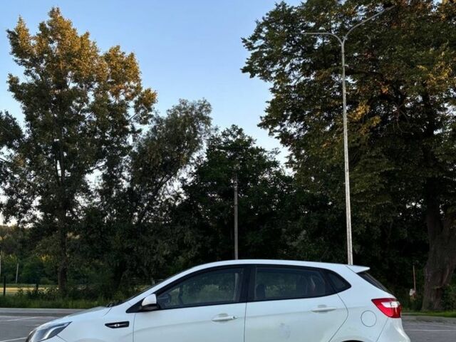 Белый Киа Рио, объемом двигателя 1.4 л и пробегом 330 тыс. км за 5999 $, фото 6 на Automoto.ua