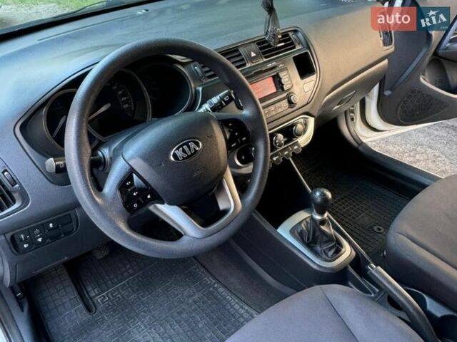 Белый Киа Рио, объемом двигателя 1.25 л и пробегом 144 тыс. км за 7000 $, фото 2 на Automoto.ua