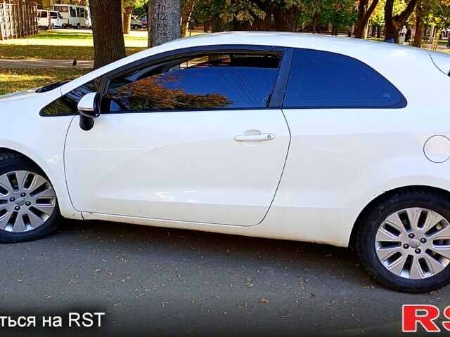 Білий Кіа Ріо, об'ємом двигуна 1.1 л та пробігом 250 тис. км за 4850 $, фото 1 на Automoto.ua
