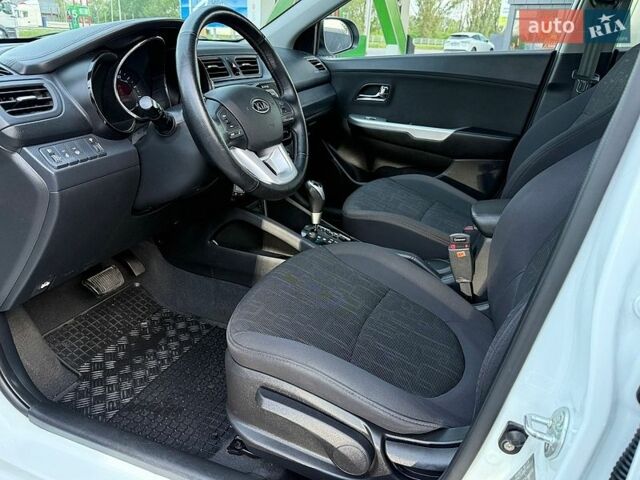 Белый Киа Рио, объемом двигателя 1.59 л и пробегом 28 тыс. км за 10000 $, фото 26 на Automoto.ua