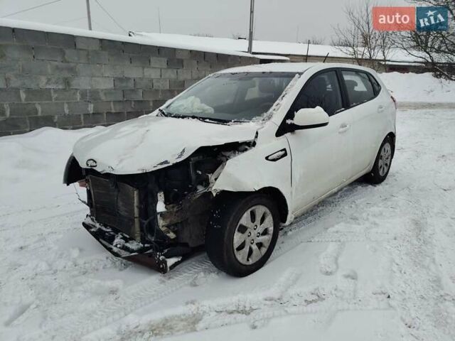 Белый Киа Рио, объемом двигателя 1.59 л и пробегом 185 тыс. км за 4000 $, фото 2 на Automoto.ua