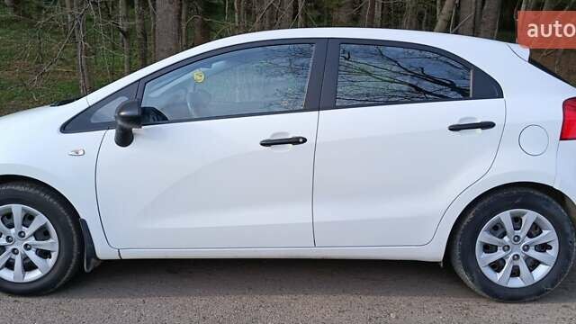 Белый Киа Рио, объемом двигателя 1.12 л и пробегом 210 тыс. км за 6300 $, фото 2 на Automoto.ua