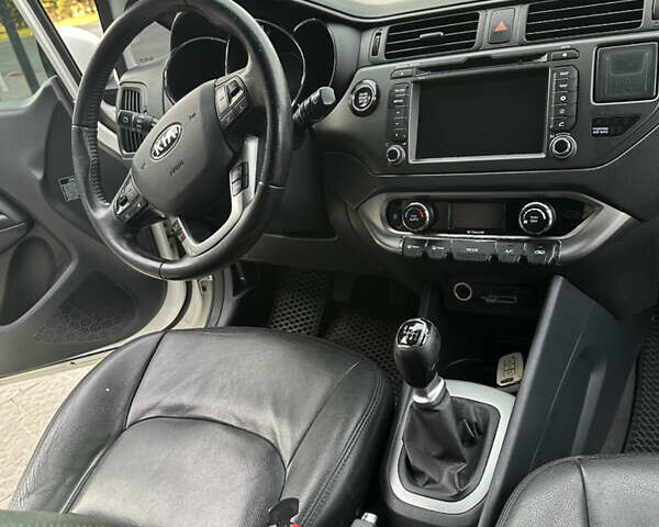 Білий Кіа Ріо, об'ємом двигуна 1.1 л та пробігом 330 тис. км за 6900 $, фото 9 на Automoto.ua