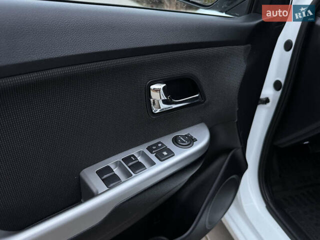 Білий Кіа Ріо, об'ємом двигуна 1.59 л та пробігом 163 тис. км за 8200 $, фото 29 на Automoto.ua