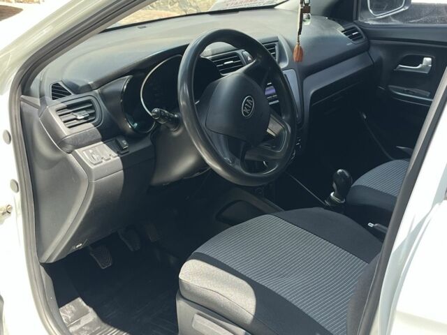 Белый Киа Рио, объемом двигателя 1.4 л и пробегом 279 тыс. км за 7000 $, фото 9 на Automoto.ua