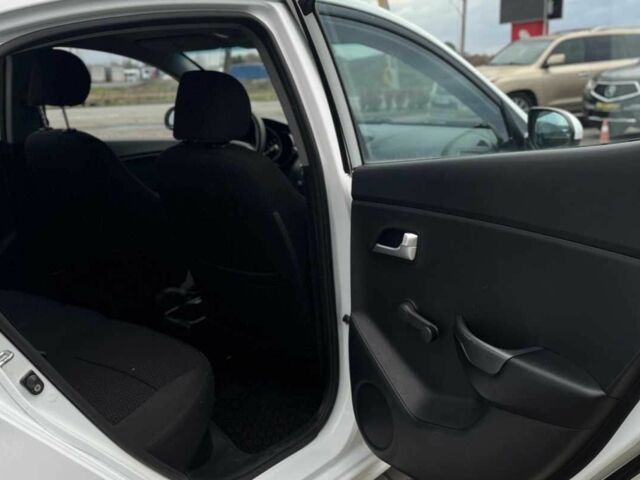 Білий Кіа Ріо, об'ємом двигуна 1.4 л та пробігом 200 тис. км за 6900 $, фото 23 на Automoto.ua